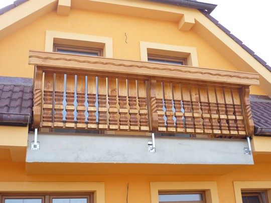 dreveny balkon s truhliky
